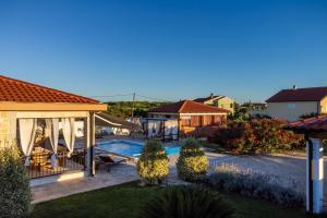 Πισίνα στο ή κοντά στο Holiday Home Beti with heated pool