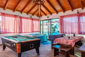 Τραπέζι μπιλιάρδου στο Holiday Home Beti with heated pool