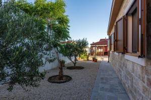 Το κτήριο όπου στεγάζεται  η παραθεριστική κατοικία