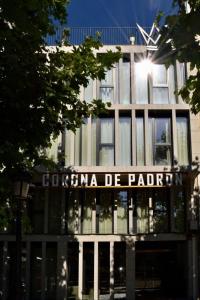 a building with a sign that reads colonia de pariolidis at HOTEL CORONA DE PADRÓN in Padrón