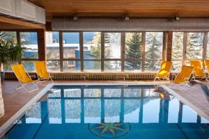 una piscina con sillas y una ventana grande en Tuc Blanc en Baqueira Beret