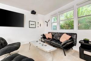 TV a/nebo společenská místnost v ubytování Aviator's Suite