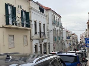 a city street with cars parked on the street at Casa Do Gerardo in Nazaré