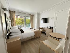Tempat tidur dalam kamar di Hôtel Victoria