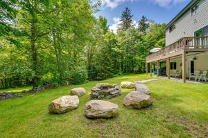 Ein Garten an der Unterkunft Relaxing Home Mins from Mt Snow, Hiking, and Lakes