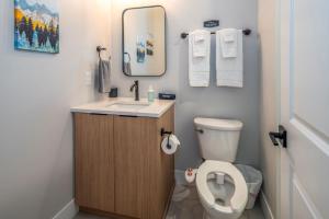 シンシナティにあるCentral Over-the-Rhine, 3 Lux Queen Beds, Steps to TQL, Findlay Market & Light Rail, Fast Wifi, Sleeps 7pplのトイレ、洗面台、鏡のあるバスルーム +26枚の写真