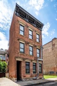 シンシナティにあるCentral Over-the-Rhine, 3 Lux Queen Beds, Steps to TQL, Findlay Market & Light Rail, Fast Wifi, Sleeps 7pplの上部にドアがある赤レンガの建物