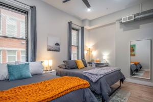 シンシナティにあるCentral Over-the-Rhine, 3 Lux Queen Beds, Steps to TQL, Findlay Market & Light Rail, Fast Wifi, Sleeps 7pplのベッド2台と窓のある寝室