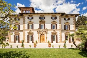 an image of a large house with a yard at Villa Paola 16 in Campiglia Marittima