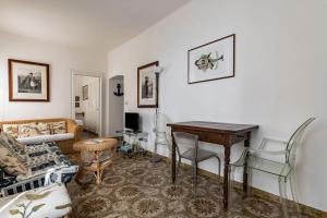 a living room with a desk and a couch at Monterosso al Mare! Seaview Flat in Monterosso al Mare