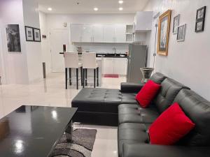 Dapur atau dapur kecil di Sheryll Escapes - Kandi Palace Grand 2 BR! Housekeeping, Internet!