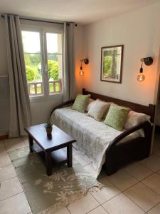 een slaapkamer met een bed, een tafel en een raam bij Vue Sur Green in Levernois