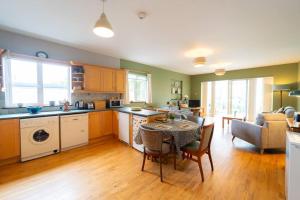 Kuchyň nebo kuchyňský kout v ubytování Dingle Harbour Hideaway