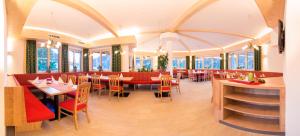 施圖拜谷地新施蒂夫特的住宿－玫瑰山膳食旅館，用餐室设有桌椅和窗户。