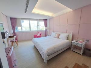 Postel nebo postele na pokoji v ubytování 晟品溫泉湯旅 宜蘭縣058號