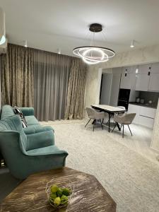 Posezení v ubytování Элитная квартира в самом центре города