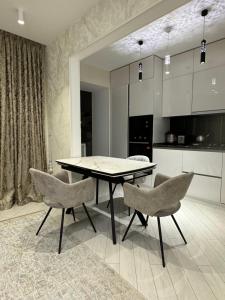 Kuchyň nebo kuchyňský kout v ubytování Элитная квартира в самом центре города