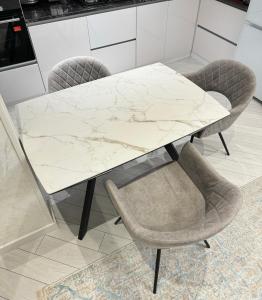 Kuchyň nebo kuchyňský kout v ubytování Элитная квартира в самом центре города