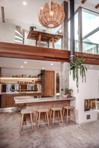 una cucina con bancone con sgabelli e tavolo di 25 - EL LOFT DEL BARRIO DEL MORAL- Enjoy Tarifa a Tarifa