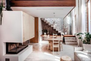 un soggiorno con camino e tavolo di 25 - EL LOFT DEL BARRIO DEL MORAL- Enjoy Tarifa a Tarifa Altre 39 foto