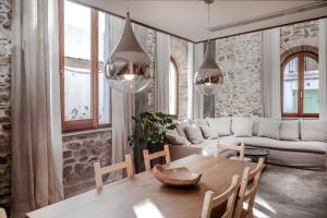 un soggiorno con un tavolo e un divano di 25 - EL LOFT DEL BARRIO DEL MORAL- Enjoy Tarifa a Tarifa