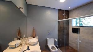 Un baño con dos inodoros y una ducha. en Recanto Ibiunature Clube, en Ibiúna 12 fotos más