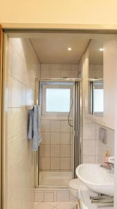 a bathroom with a shower and a sink at Ferienwohnung mit Bergblick & Netflix in Oberammergau