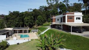 una vista aérea de una casa con piscina en Recanto Ibiunature Clube, en Ibiúna