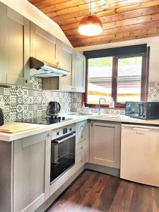 Η κουζίνα ή μικρή κουζίνα στο Magpie 4 Hot Tub Huntersmoon-Warminster-Bath-Salisbury