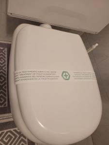 - des toilettes blanches avec une étiquette sur le couvercle dans l'établissement OLdBIA, à Olbia 22 autres photos