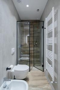 een badkamer met een douche, een toilet en een wastafel bij Vintage Boutique Hotel in Korçë +109 foto's