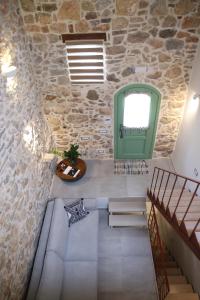 Foto dalla galleria di Kapetanospito Vacation Homes a Kardámyla