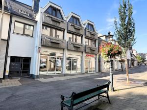 a bench on a street in front of a building at Apartment Ratingen - Balkon, Nähe DÜ-Messe und Airport in Ratingen