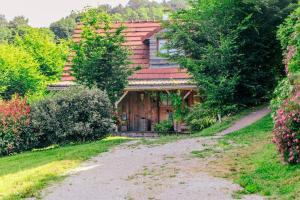 Κήπος έξω από το Chalet charmant à Marigny-l'Église avec cheminée