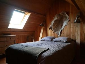 Ένα ή περισσότερα κρεβάτια σε δωμάτιο στο Chalet charmant à Marigny-l'Église avec cheminée +12 φωτογραφίες