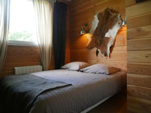 Ένα ή περισσότερα κρεβάτια σε δωμάτιο στο Chalet charmant à Marigny-l'Église avec cheminée