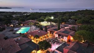 une vue aérienne d'une maison avec piscine dans l'établissement Village Vacances de Ramatuelle - Le Sentier des Pins, à Saint-Tropez