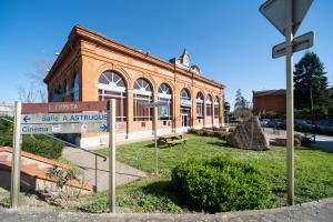 a building with a street sign in front of it at Evasions-Dérobade, centre-ville, gare in Auterive +6 photos