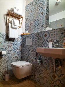 a bathroom with a toilet and a sink at Sweet Emily B&B in Montelupo Fiorentino