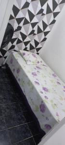 巴雷拉斯Maisa hostel的瓷砖地板上放着鲜花的座位