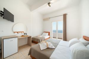 Postel nebo postele na pokoji v ubytování Andros Seaview Hotel