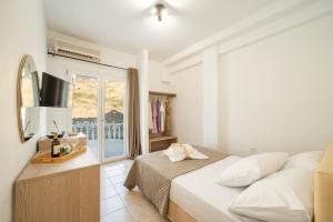Postel nebo postele na pokoji v ubytování Andros Seaview Hotel