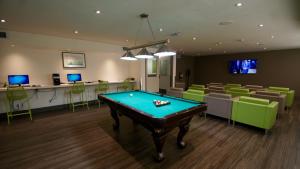 TV a/nebo společenská místnost v ubytování HI Calgary City Centre - Hostel
