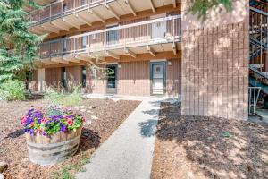 a building with a courtyard with flowers in a barrel at 1 Mi to Dillon Reservoir Condo Retreat in Frisco! in Frisco