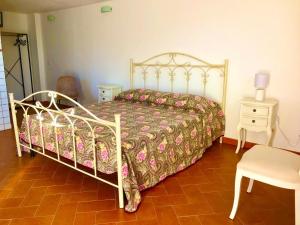 een slaapkamer met een bed, een tafel en een stoel bij Dimora Zizzi in Fasano