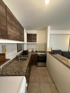 Departamento 1 dorm amoblado Nueva Córdoba 6 E INVERHOME INMOBILIARIA的厨房或小厨房
