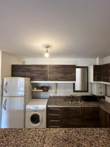 Departamento 1 dorm amoblado Nueva Córdoba 6 E INVERHOME INMOBILIARIA的厨房或小厨房