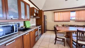 een keuken met een tafel en een eetkamer bij Villa Noelia in El Jurón