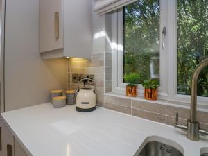 Kuchyň nebo kuchyňský kout v ubytování Waterside Lodge + 33 fotografií