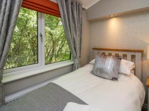 Postel nebo postele na pokoji v ubytování Waterside Lodge